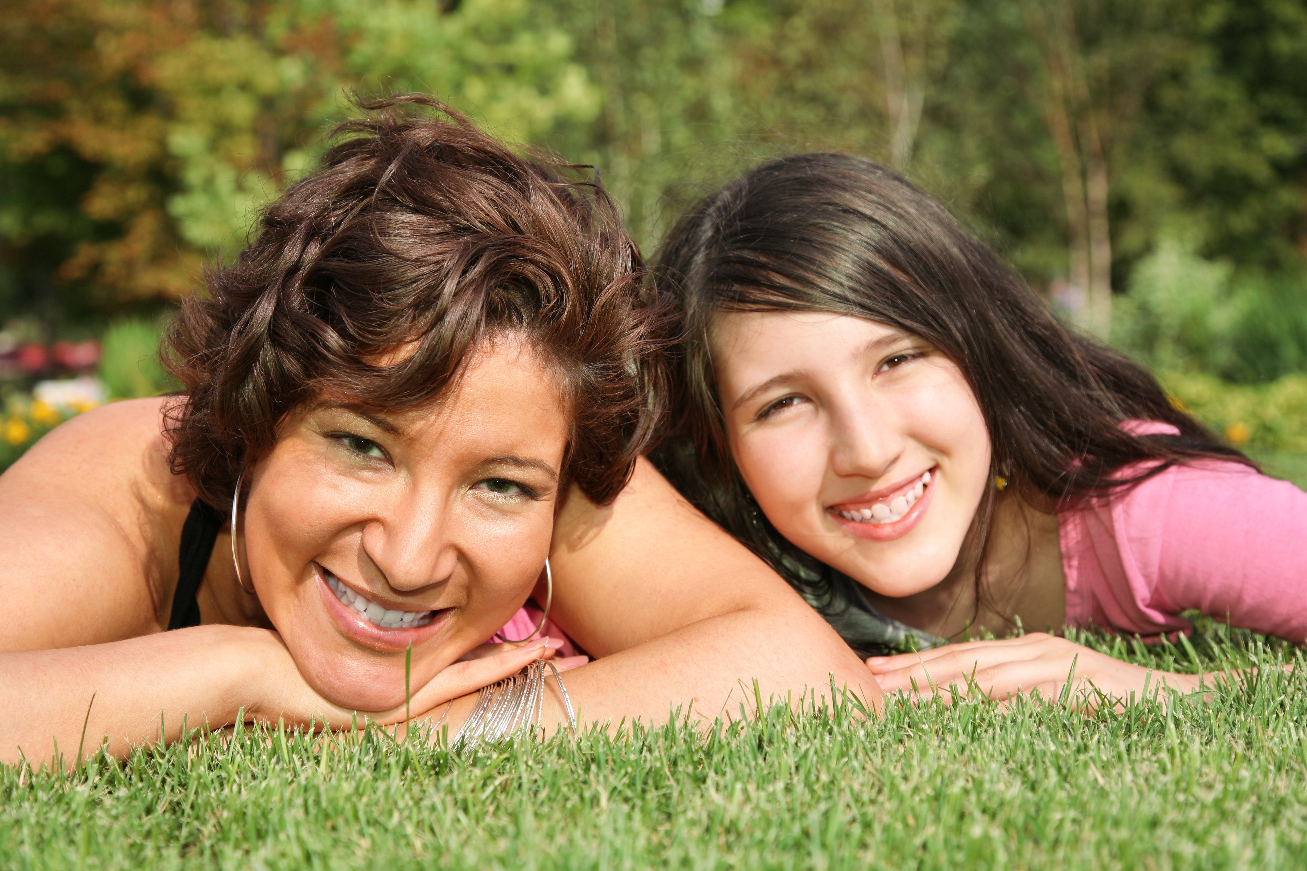 Зрелую маму по очереди. Мать и дочь лежат на траве. Фотосессия с мамой взрослая дочь. Мама и взрослая дочь улыбаются. Мама с дочкой на траве.